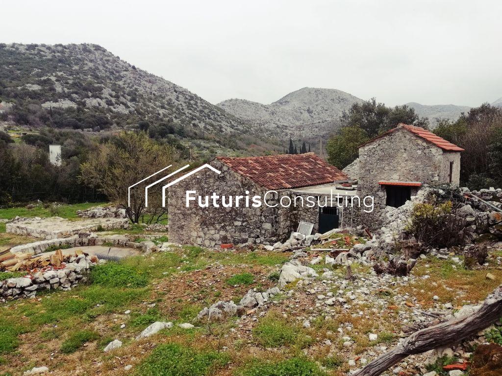 Stone house for renovation in Točionik