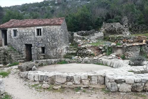 Stone house for renovation in Točionik 2